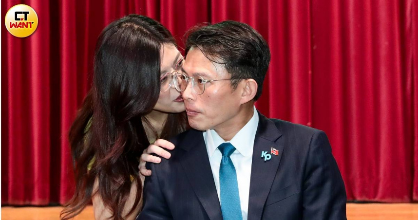 國民黨主席鄭麗文（左）與民眾黨主席黃國昌（右）在「藍白合」戰略上各有盤算，隨著2026選戰逼近，攤牌之日也逐漸倒數。（圖／黃耀徵攝）