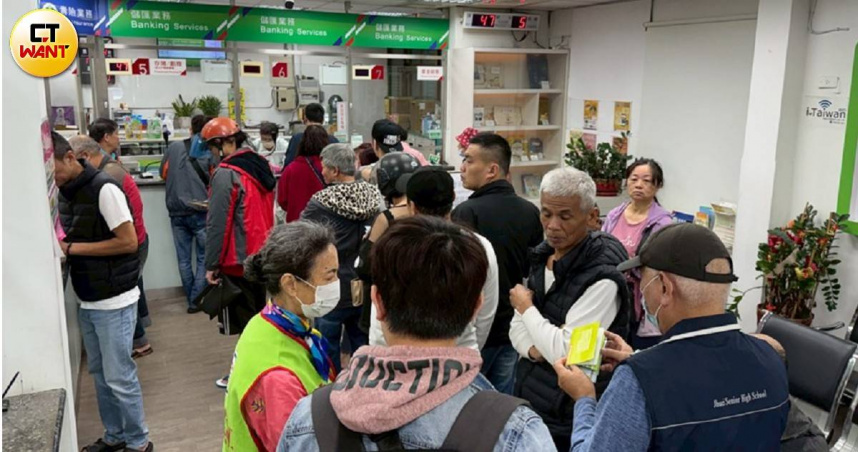 除了全台「普發萬元」外，新竹市政府預計加碼新台幣5,000元給每位符合特定設籍資格的新竹市民。（示意圖／黃耀徵攝）