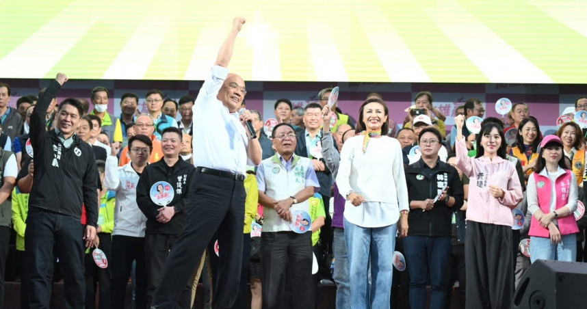 邱議瑩在鳳山舉辦首場初選造勢活動，前行政院長蘇貞昌親自南下力挺。（圖／邱議瑩臉書）