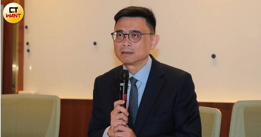 民進黨立委賴瑞隆因8 歲兒子捲入校園霸凌風波，召開記者會向受害者父母與孩童道歉。（圖／周志龍攝）