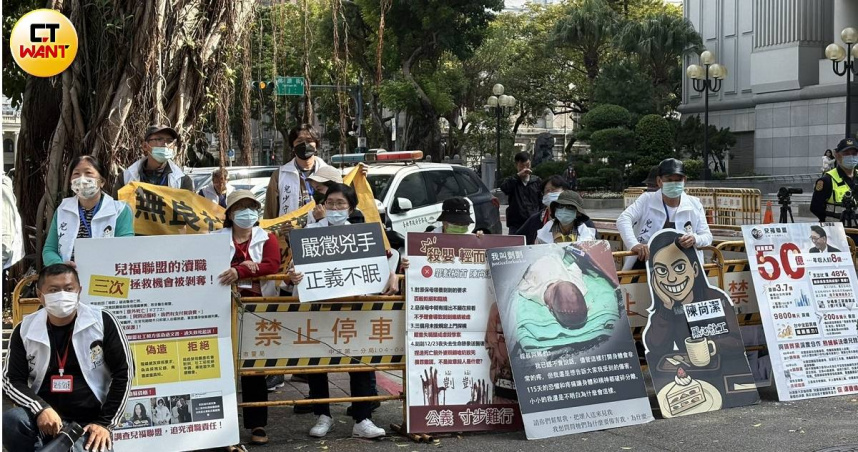 陳尚潔今日出庭剴剴案，法庭外聚集眾多剴剴戰士。（圖／翁靖祐攝）