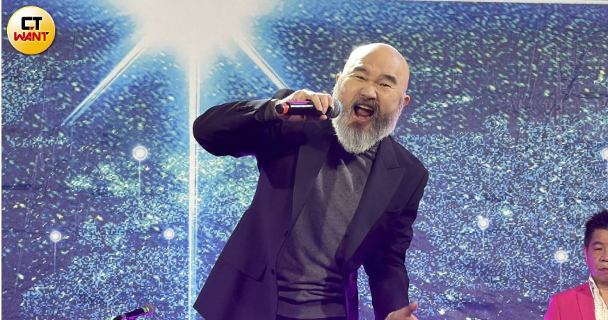 辛龍重返舞台替好友公司尾牙宴站台獻唱。（圖／蘇聖倫攝）