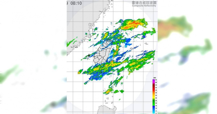 鄭明典分享中央氣象署今（19）日上午發布的雷達合成回波圖，稱雷達上有很多回波，這在台灣冬季不常見。（圖／中央氣象署）