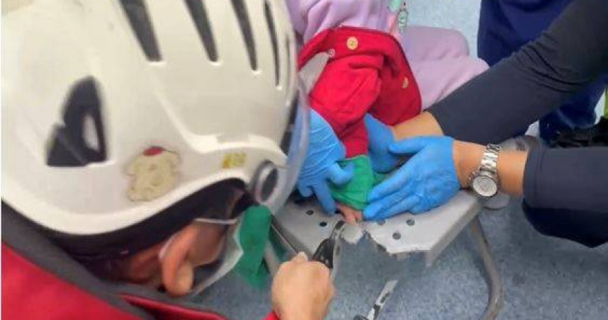 苗栗2歲女童「手指卡洞洞椅」痛到大哭　消防「連人帶椅」送醫鋸開