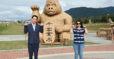 黃鐙輝（左）現身第七屆稻草藝術季《富里喵樂園》，與富里鄉農會總幹事張素華（右）進行深度對談。（圖／富里鄉農會提供）