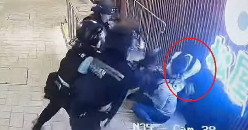 警方接報後迅速到場，果斷開槍制止嫌犯進一步傷人，而嫌犯倒地後警方立即上前制伏，並救出被脅持女子。（圖／翻攝自臉書，香港交通及突發事故報料區）