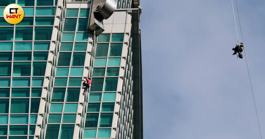 霍諾德挑戰徒手攀登台北101成功登頂。（圖／黃耀徵攝）