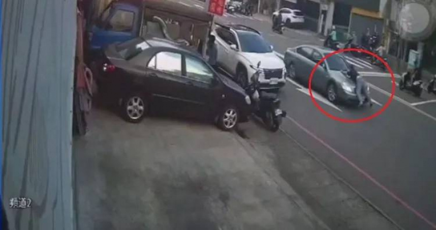 邱姓婦人女兒趴在吳姓車手引擎蓋上阻止他離開，慘遭吳甩落地面並開車輾壓，造成她全身多處骨折，送醫撿回一命。（圖／林慶祥翻攝）