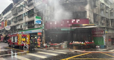 新北土城延吉街一棟公寓3月28日清晨發生火警，消防人員到場救出3名受困住戶，均意識清醒送醫檢查。（圖／翻攝畫面）