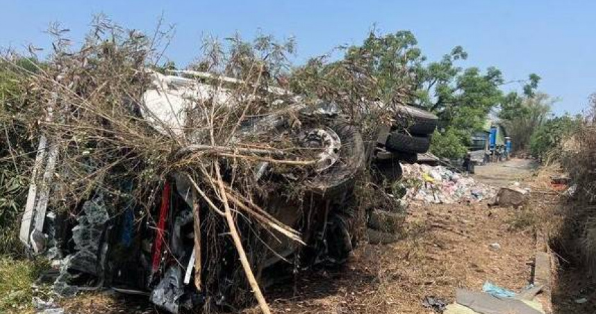 聯結車爆胎失控翻落邊坡，駕駛驚險逃過死劫。（圖／翻攝畫面）