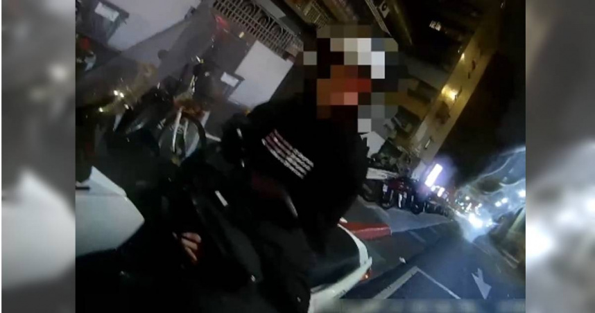 健身網紅蔣政27日凌晨酒後騎乘重型機車違規闖紅燈，還襲警怒朝警方揮拳。（圖／翻攝畫面）