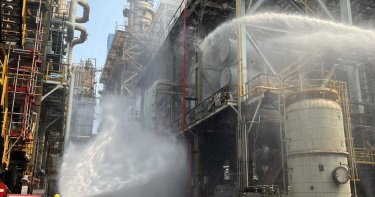 高雄中油大林廠4月3日下午發生火警，熱交換器洩漏引燃重油產生大量黑煙，消防人員趕赴搶救，環保局同步祭出空污法裁罰。（圖／翻攝畫面）