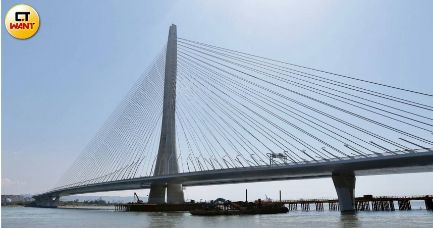 公路局強調，淡江大橋機車專用道的設置係符合設計規範，並整體考量公路定位、規範依據、橋面條件、安全分流之規劃設計。（圖／黃耀徵攝）