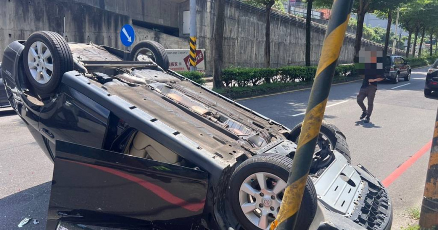 基隆基金一路20日上午發生自小客車撞電桿翻覆事故，並波及後方2輛機車，共造成3人受傷。（圖／翻攝畫面）