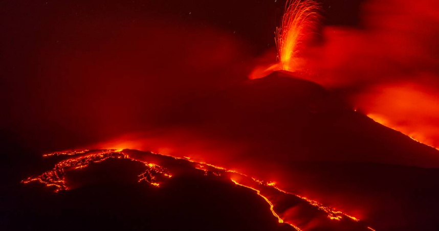 埃特納火山近期持續劇烈活動，一名美國登山客疑在林線以上的空曠高地遭雷擊身亡。（圖／達志／美聯社，下同）