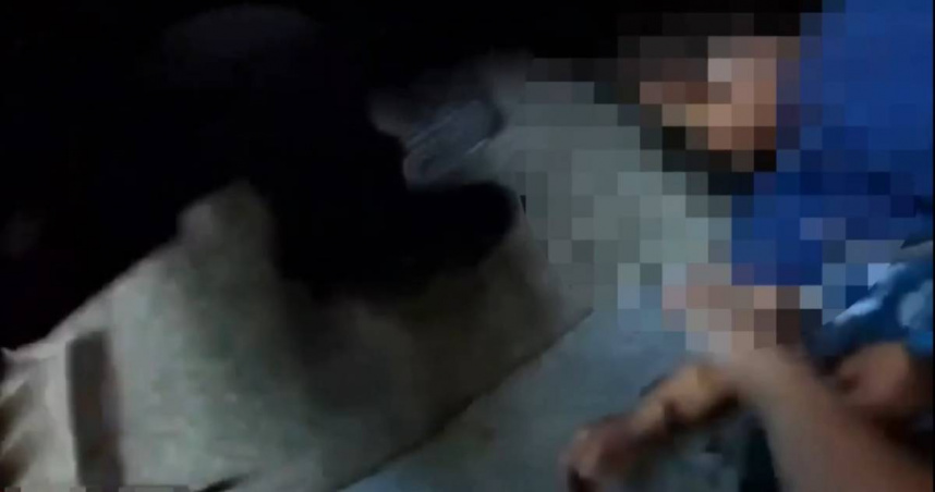 賴女酒後情緒失控、持刀對峙，遭警方壓制奪刀，並將其送醫救治。（圖／翻攝畫面）