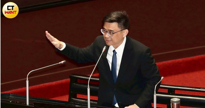 民進黨高雄市長候選人賴瑞隆宣布，加碼認購月餅力挺弱勢群體。（圖／方萬民攝）