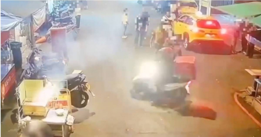 北市萬華區梧州街夜市15日凌晨驚傳打架糾紛，外送員慘被4人圍毆。（圖／翻攝畫面）