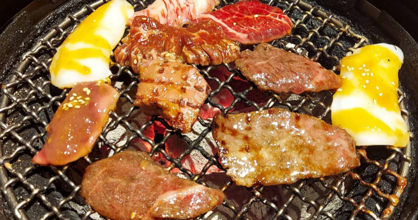 日本一名退休男子邀請兒子一家到燒肉店用餐，主動點了多道高級餐點後，結帳時卻要求媳婦支付5萬1400日圓的餐費。（示意圖／翻攝自photoAC）