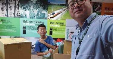 偕犬子打包 羅文嘉擕書蘊回憶
