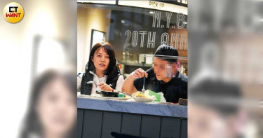 戴愛玲秀進食 謝金晶女女抱