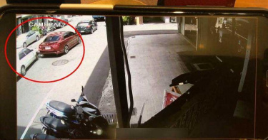 89歲老翁開車突暈眩 連撞3車撐回家警上門超淡定