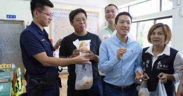 何志偉兌現祭品文到虎尾贈雞排 另1000份將在北市發送