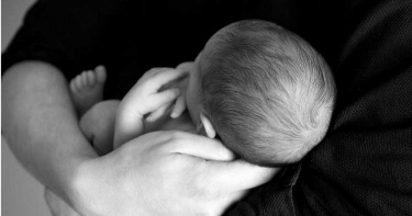 不要女兒!冷血父餵女嬰喝清潔劑 埋屍公墓滅跡
