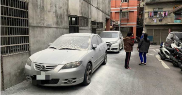 拿滅火器胡亂噴灑汽車地面 都是超瞎屁孩幹的好事