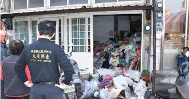 竹南龍鳳宮前方民宅大火 透天厝堆滿雜物阻救火