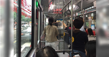 混帳!雙狼載高職妹竟載出邪念 校車裡就硬上