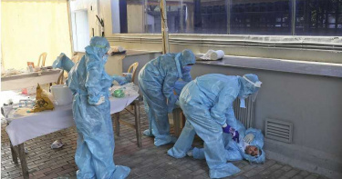 印度成新冠煉獄!救護車塞22屍 兒子女婿「三貼」載亡母送火葬場