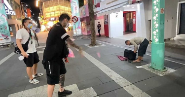 街友沒戴口罩!網紅「丟酒精水球」挨轟 親上火線回擊:做對的事