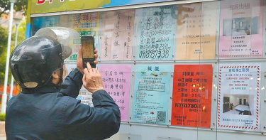 行政院宣布「300億元中央擴大租金補貼專案」，為減輕租屋民眾生活負擔，將租金補貼戶數從目前12萬戶，大規模提升補貼戶數至50萬戶，並對初入社會單身青年、新婚夫妻、育兒與社會經濟弱勢家戶的補貼金額給予1.2倍至1.8倍加碼。（圖／陳君瑋攝）