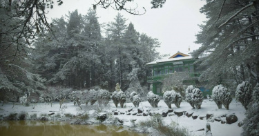 2016年福壽山農場天池下雪的情景。（圖／擷取自福壽山農場FushoushanFarm臉書）