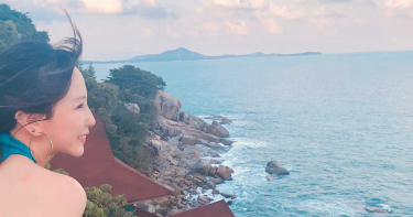 潘嘉麗到蘇美島享受海天一色的美景。（圖／華納音樂提供）