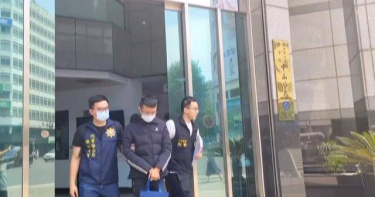 竹聯幫弘仁會幹部張男年初指揮旗下份子，找新北市三重區某宮廟成員當「車手」收取贓款，並以該宮廟作為「水房」據點。刑事局年初逮11人到案，起獲贓款251萬元及K他命毒品等贓證物。（圖／翻攝畫面）