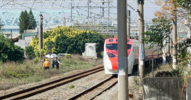 台鐵烏日站驚傳離奇事故!旅客爬車頂遭電車線電擊墜軌