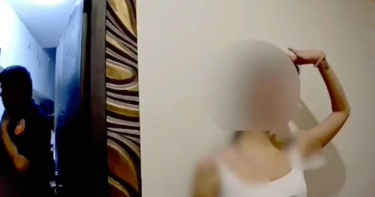 台中市一名女子吸毒後精神不穩，見警方上前以為是酒店少爺準備要給小費。（圖／翻攝畫面）