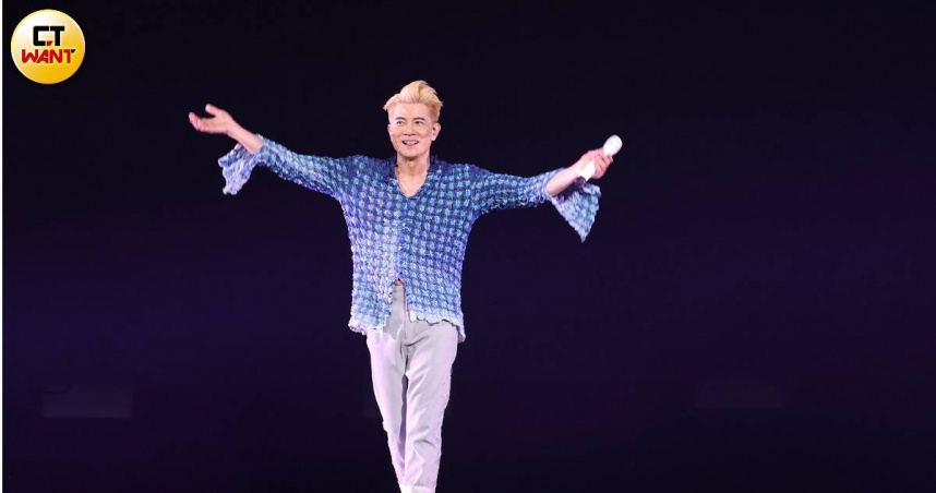 郭富城首場演出意外不斷，手不小心受傷後又跌落舞台。（圖／焦正德攝）