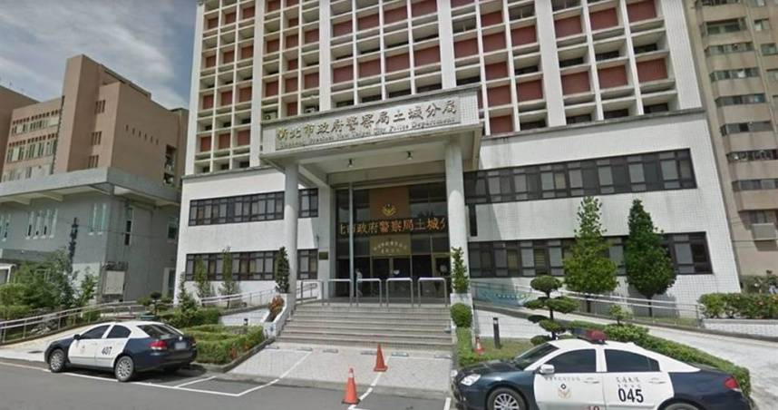 土城分局15日上午突遭台北地檢署搜索，偵查隊長夫妻遭檢方帶走約談，凌晨移送北檢偵訊。（圖／翻攝畫面）