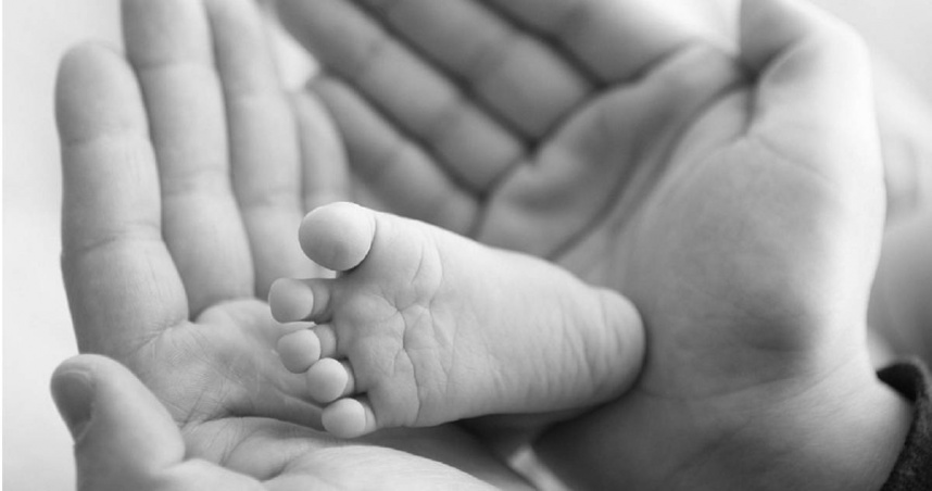 2022年，新北市一名僅4個月大的男嬰因遭受父親暴力受虐身亡，父母還將他身上的傷勢推托給1歲大的小姐姐與家裡的寵物臘腸狗。（示意圖／翻攝unsplash）