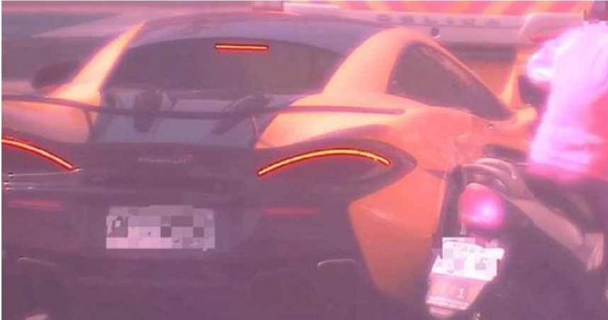 高雄24日發生麥拉倫超跑與機車擦撞，導致車身殘留撞痕，維修初估至少6位數。（圖／翻攝畫面）