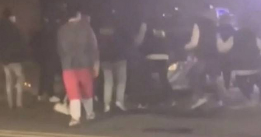 雲林順天宮舉行廟會驚傳暴力事件，警方派遣快打部隊趕抵壓制， 涉案的3人全被帶回偵辦。（圖／翻攝社會事新聞影音）