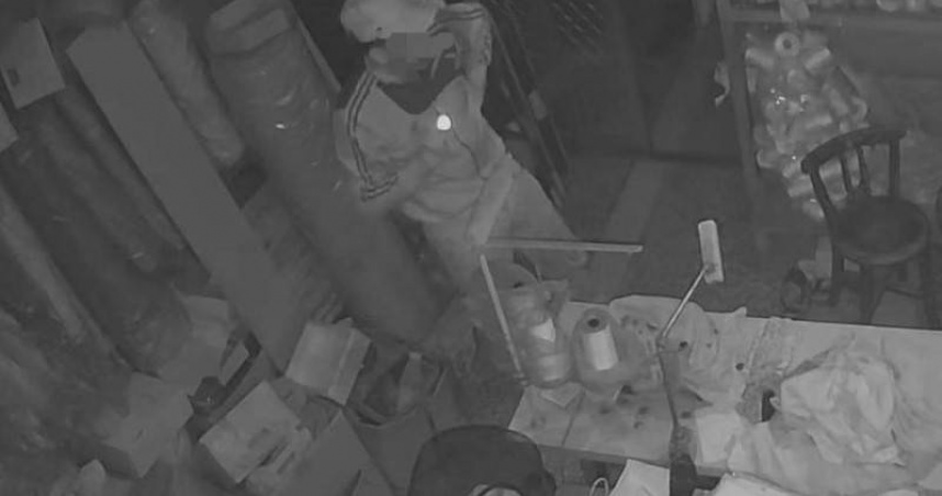 警方調監視器鎖定慣竊為林男，並發現他曾有毒品前科，最終被逮捕並裁定羈押。（圖／翻攝畫面）