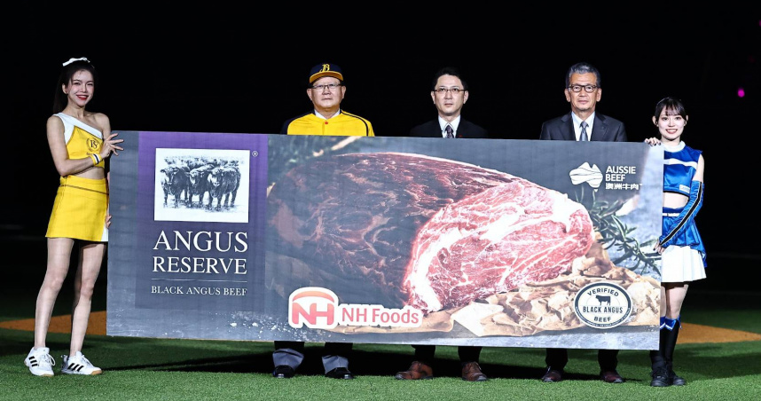 火腿隊致贈肉品儀式，由中信育樂董事長陳國恩代表中信兄弟球隊受贈，由左到右為中信育樂董事長陳國恩、臺灣日本火腿公司董事長仲里公男、北海道日本火腿鬥士隊球團社長小村勝。（圖／中信兄弟提供）