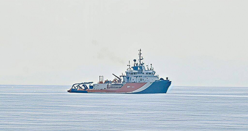 打撈船「寶拉麗絲3號」12日重返勇鷹高教機失事海域，最快今日可望執行打撈。（圖／中國時報蕭嘉蕙攝）