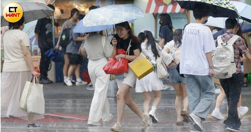 高雄市岡山區今（13日）凌晨約1350戶無預警大停電，經台電人員勘查，判定事故原因為豪雨造成高壓線路燒毀斷線，後續已於凌晨3時35分全數復電。（示意圖／黃耀徵攝）