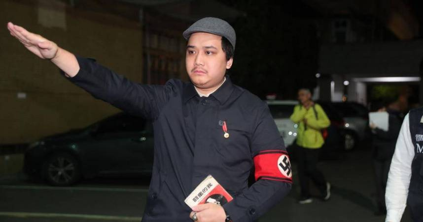 李坤城罷免團體領銜人宋建樑戴著納粹符號臂章，手比納粹敬禮手勢，受到注目。（圖／報系資料照）
