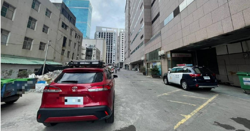 85大樓觸電意外發生在20日上午9時17分，警消獲報到場先將4名傷者送醫，後續2名工人則自行就醫，6人皆意識清楚無生命危險。（圖／民眾提供／中國時報紀爰高雄傳真）